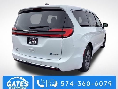 Used 2024 Chrysler Pacifica Select image 8