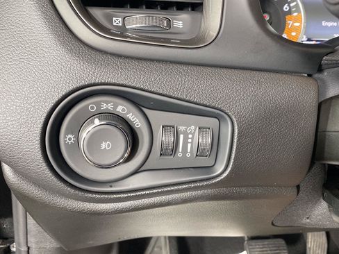 Used 2022 Jeep Renegade Latitude w/ Convenience Group AWD/4WD image 22