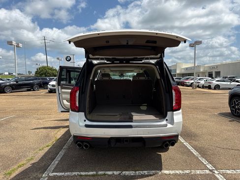 Used 2022 GMC Yukon XL Denali w/ Denali Premium Package RWD image 9