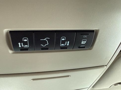 Used 2016 Chrysler Town & Country Touring w/ Driver Convenience Group image 31