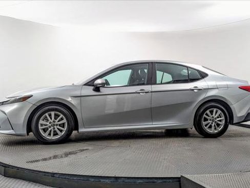 Used 2025 Toyota Camry LE image 3