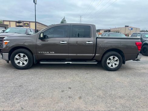 Used 2019 Nissan Titan SV image 1