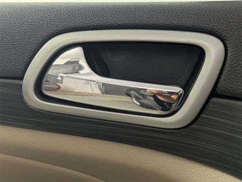 Used 2019 Jeep Grand Cherokee Laredo image 14