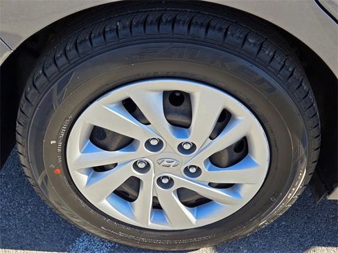 Used 2019 Hyundai Elantra SE image 10