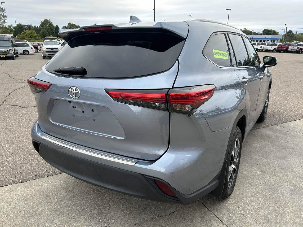 Used 2022 Toyota Highlander XLE AWD/4WD image 5