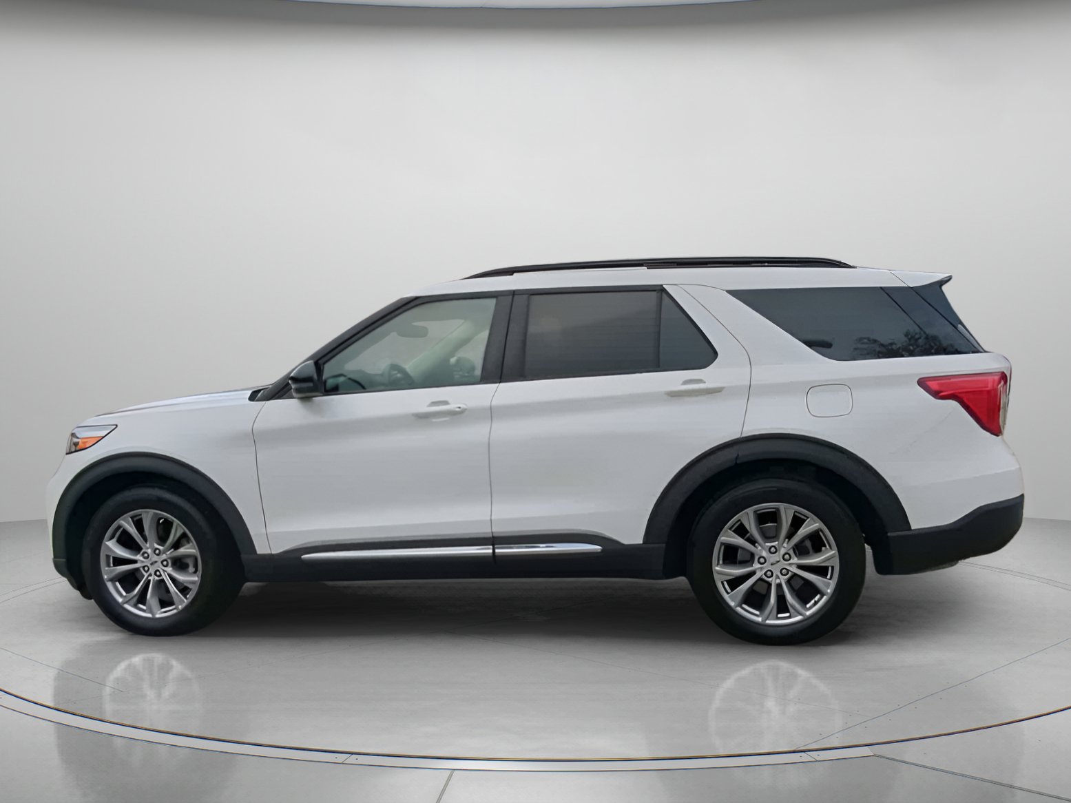 Certified 2023 Ford Explorer XLT w/ Equipment Group 202A RWD image 17