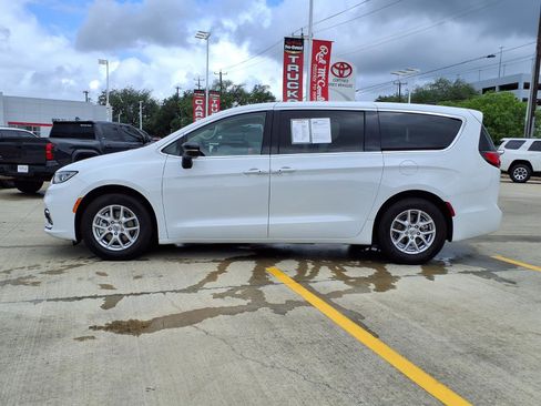 Used 2024 Chrysler Pacifica Touring-L FWD image 8