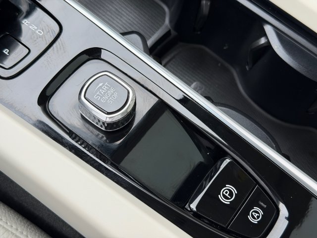 Used 2023 Volvo XC60 B5 Core w/ Climate Package FWD image 28