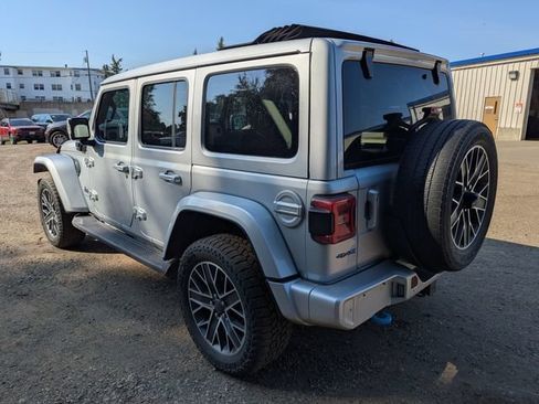 Used 2023 Jeep Wrangler Unlimited Sahara AWD/4WD image 15