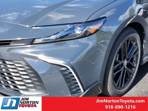 Used 2025 Toyota Camry SE image 11