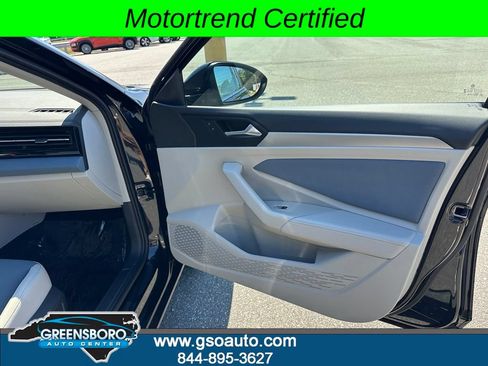 Used 2025 Volkswagen Jetta SE FWD image 17