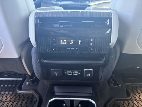 Used 2022 Jeep Wagoneer Series III w/ Premium Group I AWD/4WD image 14