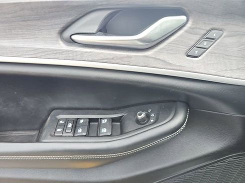 Used 2023 Jeep Grand Cherokee L Limited w/ Black Appearance Package image 18