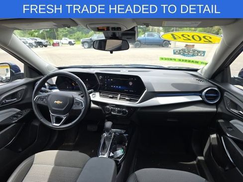 Used 2024 Chevrolet Trax LT w/ Driver Confidence Package FWD image 2