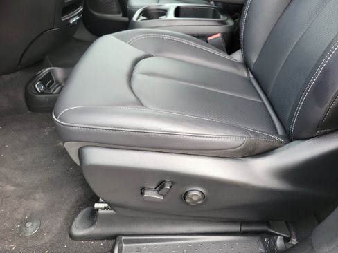 Used 2026 Chrysler Pacifica Select image 5