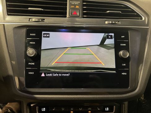 Used 2021 Volkswagen Tiguan SE FWD image 19