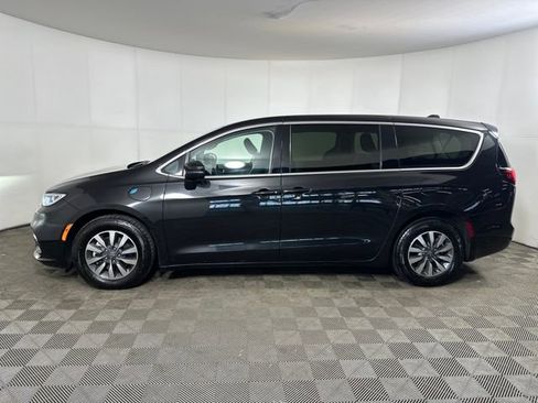 Used 2023 Chrysler Pacifica Touring-L image 6