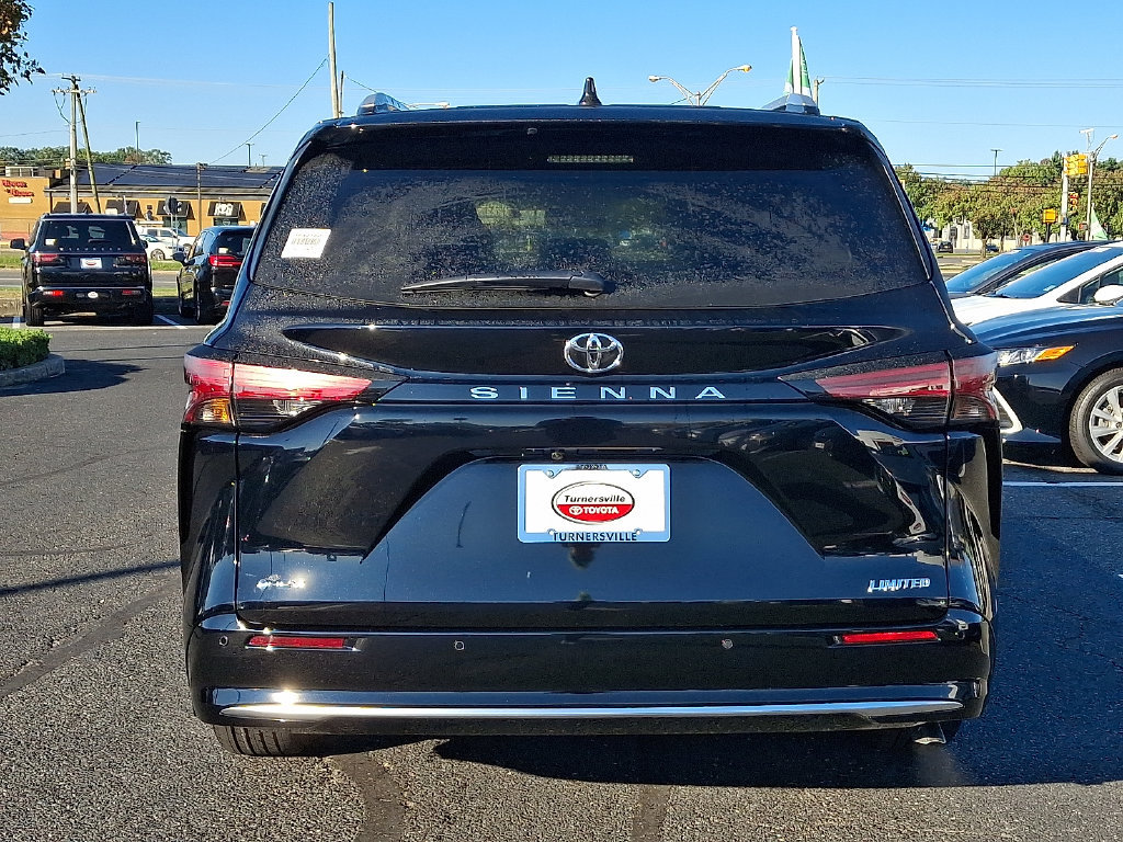 Used 2026 Toyota Sienna Limited FWD image 5