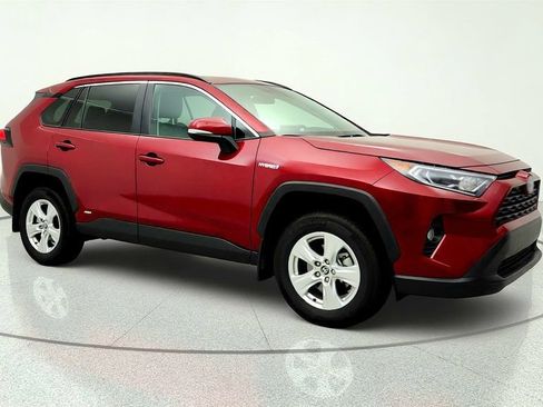 Used 2020 Toyota RAV4 XLE AWD/4WD image 3