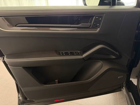 Certified 2025 Porsche Cayenne Turbo AWD/4WD image 15