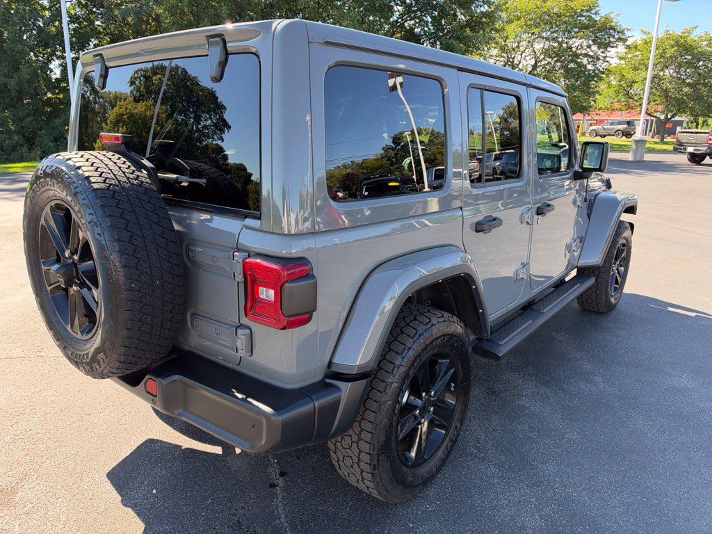 Used 2022 Jeep Wrangler Unlimited Sahara AWD/4WD image 11