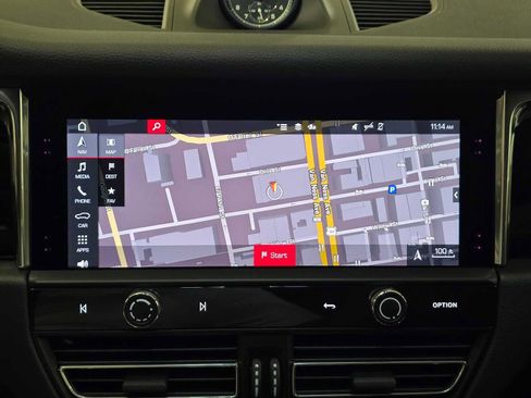 Used 2025 Porsche Macan AWD/4WD image 28