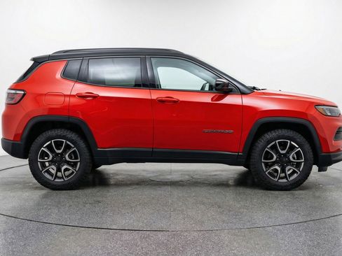 Used 2025 Jeep Compass Trailhawk AWD/4WD image 11