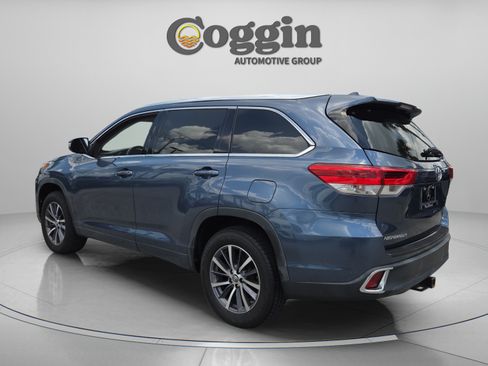 Used 2017 Toyota Highlander XLE FWD image 3