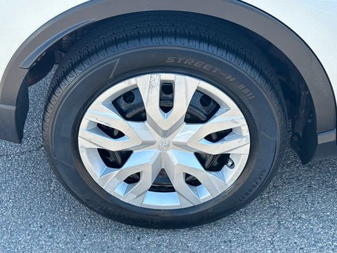 Used 2019 Toyota C-HR LE FWD image 39