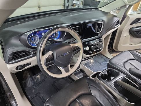 Used 2020 Chrysler Pacifica Limited w/ Tire & Wheel Group image 16