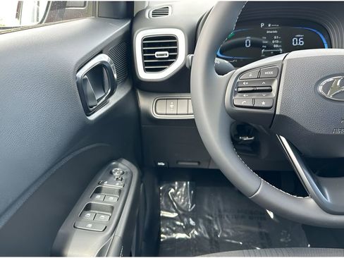 Used 2024 Hyundai Venue Limited image 19