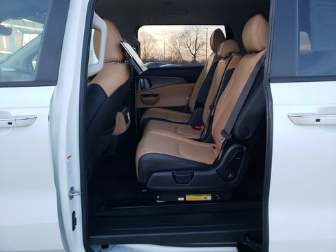 Used 2024 Kia Carnival LX image 27