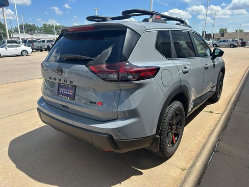 Used 2025 Nissan Rogue SV AWD/4WD image 5