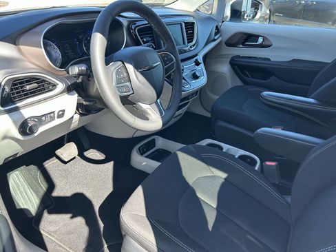 Used 2022 Chrysler Voyager LX image 22