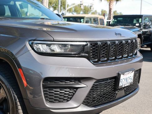 Used 2023 Jeep Grand Cherokee Altitude AWD/4WD image 7