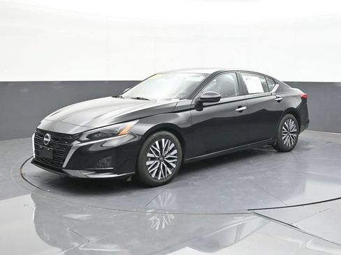 Used 2025 Nissan Altima 2.5 SV FWD image 4