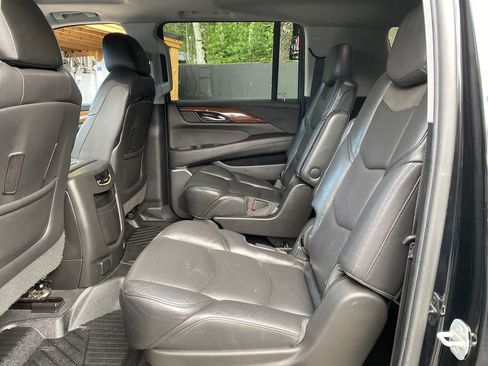 Used 2019 Cadillac Escalade ESV Luxury AWD/4WD image 16
