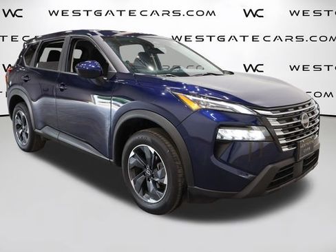 Used 2024 Nissan Rogue SV image 2