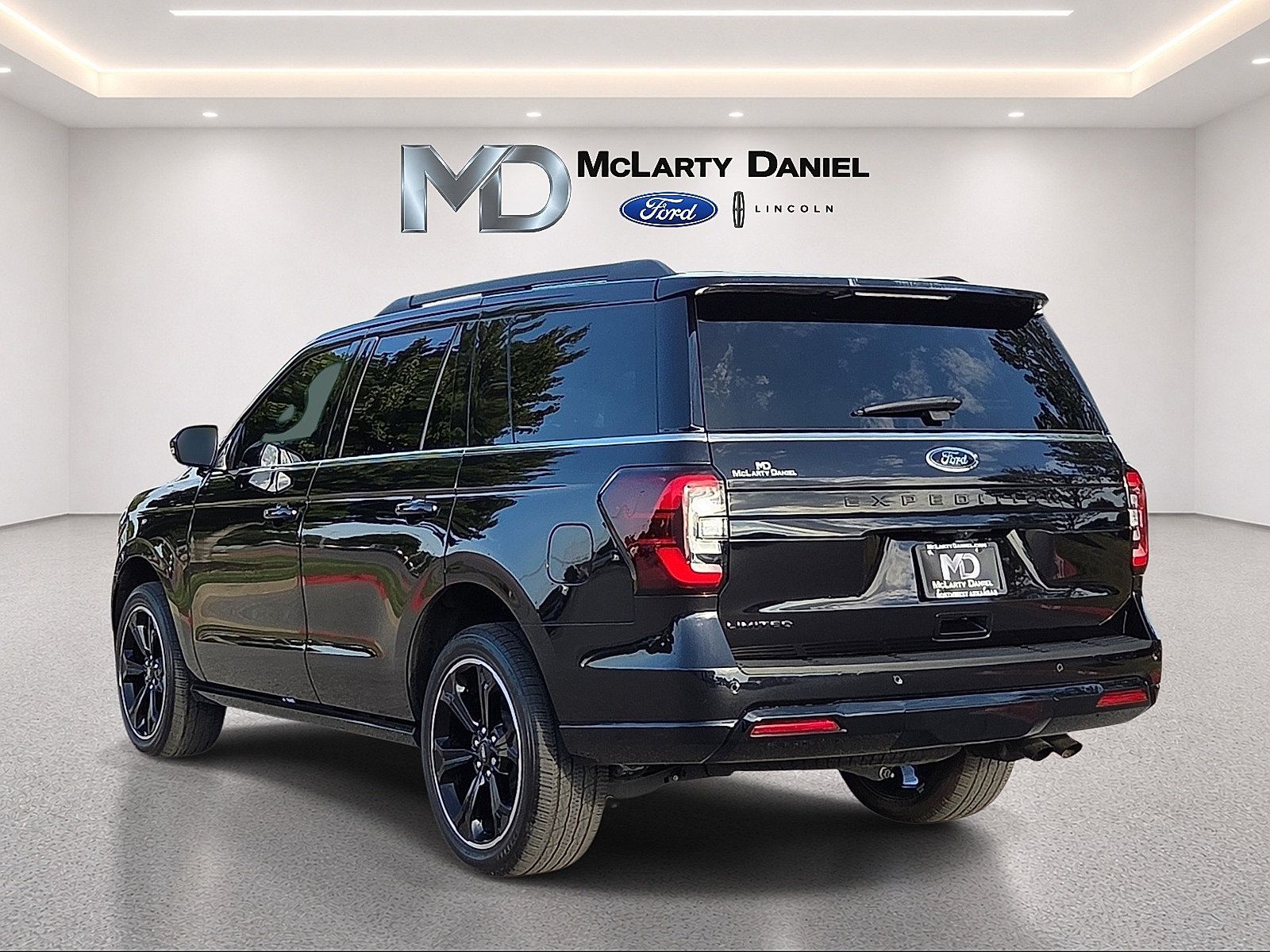 Used 2024 Ford Expedition Limited AWD/4WD image 4