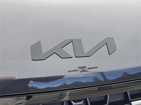 Certified 2026 Kia Carnival SX w/ SX Dark Edition Package image 3