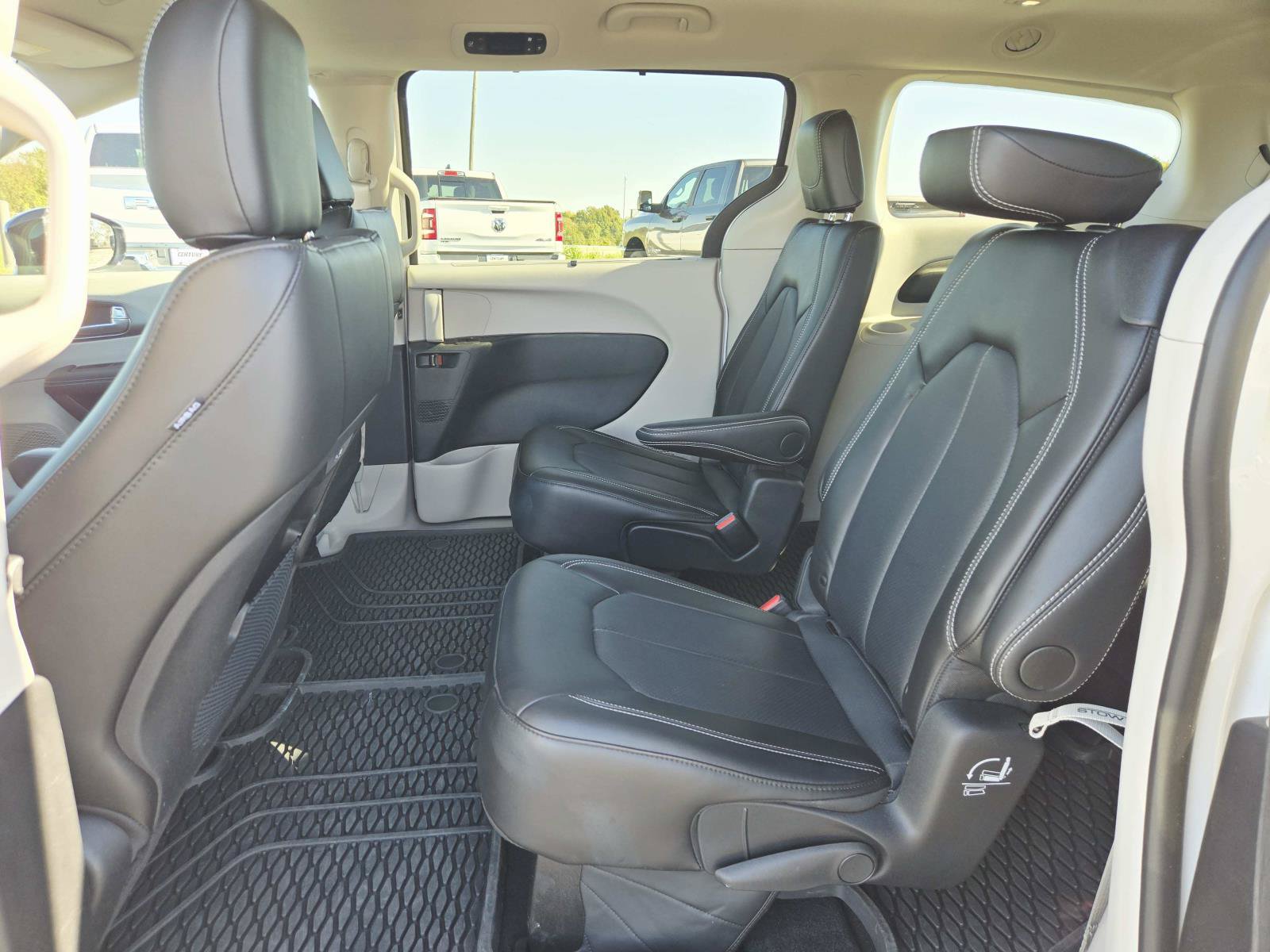 Used 2024 Chrysler Pacifica Touring-L FWD image 13