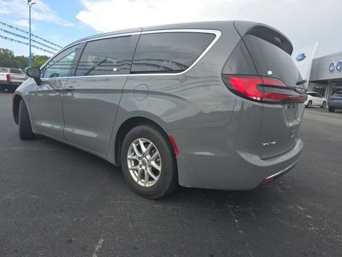 Used 2023 Chrysler Pacifica Touring-L FWD image 7