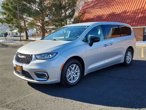 Used 2024 Chrysler Pacifica Touring-L image 4