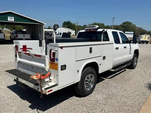 Used 2018 Chevrolet Silverado 2500 W/T RWD image 3