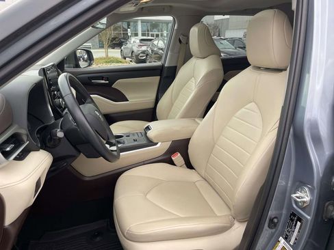 Used 2020 Toyota Highlander XLE image 9