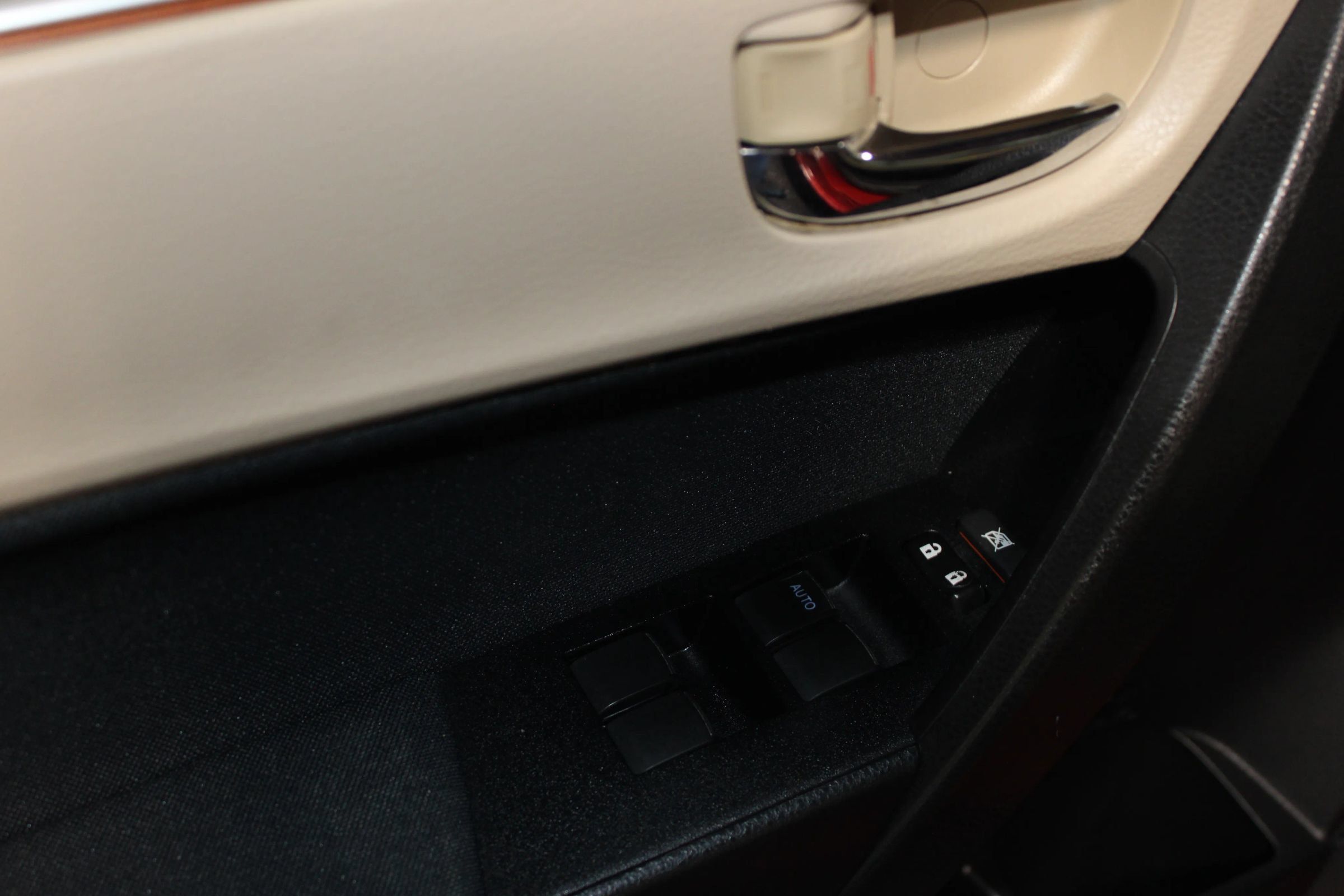 Used 2016 Toyota Corolla LE FWD image 9