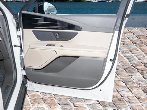 Used 2024 Lincoln Nautilus Reserve image 13