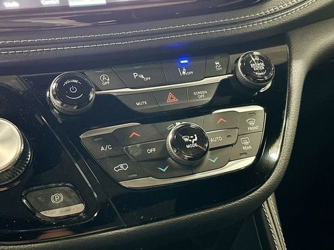 New 2026 Chrysler Pacifica Limited image 17