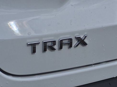 Used 2025 Chevrolet Trax LT FWD image 10