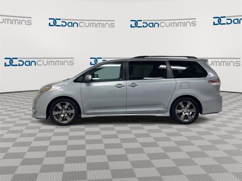 Used 2011 Toyota Sienna SE image 5